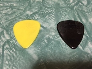 ティアドロップ型でナイロン素材のピック